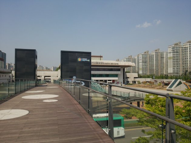 仁渓芸術公園と結ぶ歩道橋から撮影した京畿道文化の殿堂